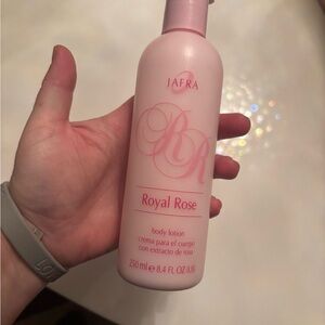JAFRA Royal Rose Body Lotion in Pink